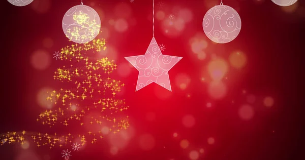 Imagem Estrelas Brilhantes Formando Árvore Natal Sobre Bugigangas Fundo Vermelho — Fotografia de Stock