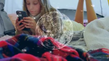 Akıllı telefon kullanan kadın üzerinde dijital küre ve veri işleme animasyonu