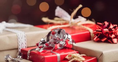 Bulanık arkaplanda yılbaşı hediyelerinin canlandırılması. Noel, gelenek ve kış kutlaması konsepti dijital olarak oluşturuldu.