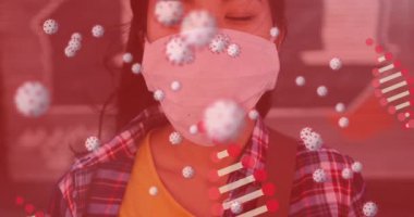 Arka planda yüz maskesi takan bir kadınla Covid 19 hücresiyle dönen DNA ipliği animasyonu. Küresel tıp koronavirüs salgını konsepti dijital olarak oluşturulmuş görüntü.