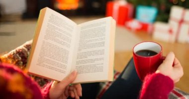 Kafkasyalı bir kadının Noel 'de elinde kahve kitabıyla yaptığı animasyon. Noel, gelenek ve kutlama konsepti dijital olarak oluşturuldu.