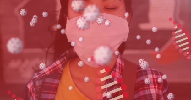 顔のマスクをした女性とCovid 19細胞で回転するDna鎖のアニメーション グローバル医療コロナウイルスパンデミックの概念デジタル的に生成された画像 — ストック動画