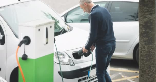 Kaukázusi Férfi Elektromos Autót Tölt Elektromos Autók Zöld Energia Ökoenergia — Stock videók
