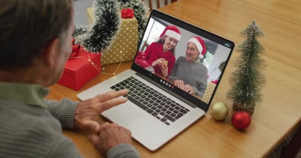 Homem Idoso Caucasiano Feliz Videochamada Com Amigos Seniores Época Natal — Vídeo de Stock