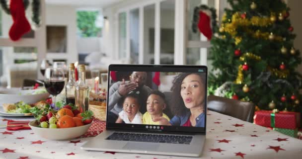 Szczęśliwa Afrykańska Rodzina Laptopie Leżąca Świątecznym Stole Boże Narodzenie Uroczystość — Wideo stockowe
