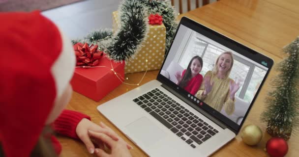 Noel Kız Arkadaşı Kızıyla Görüntülü Görüşme Yapan Mutlu Beyaz Kadın — Stok video