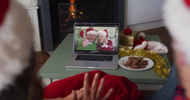 白种人夫妇在笔记本电脑视频通话与资深夫妇在圣诞节的时候 圣诞节 节日和通信技术 — 图库视频影像