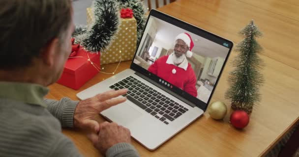 Hombre Mayor Caucásico Videollamada Portátil Con Santa Claus Navidad Navidad — Vídeo de stock