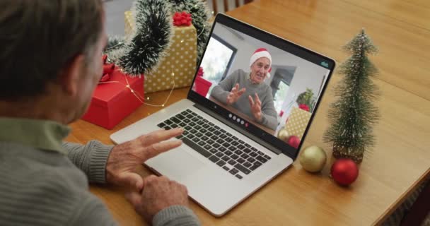 Feliz Hombre Mayor Caucásico Videollamada Con Amigo Mayor Navidad Navidad — Vídeo de stock