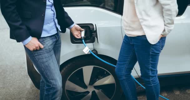 Sección Media Del Hombre Mujer Caucásicos Cargando Coche Eléctrico Estación — Vídeos de Stock