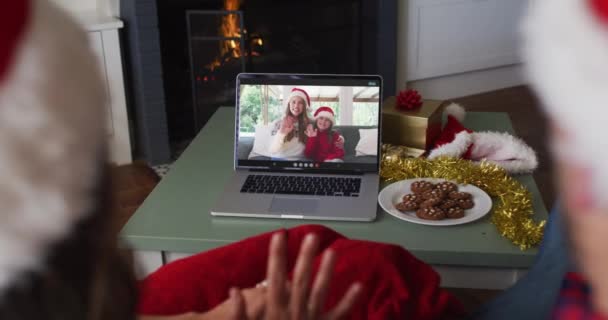 Kaukasisches Paar Auf Videotelefonie Mit Freundin Und Tochter Weihnachten Weihnachten — Stockvideo