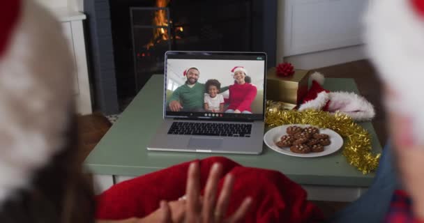 Šťastný Bělošský Pár Videohovoru Notebooku Rodinou Vánocích Vánoční Slavnostní Komunikační — Stock video
