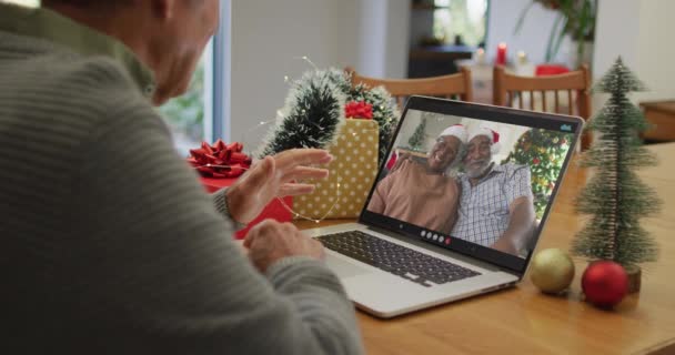 圣诞节的时候 快乐的高加索老人和他的老朋友们通过视频通话 圣诞节 节日和通信技术 — 图库视频影像