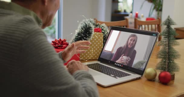 在圣诞节的时候 白种人的老年男子通过视频电话与资深女友在一起 圣诞节 节日和通信技术 — 图库视频影像