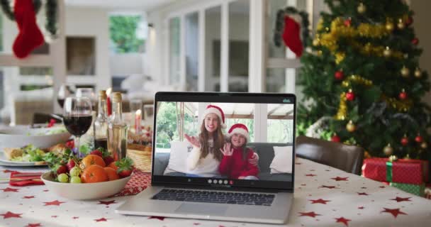 Mãe Filha Caucasiana Feliz Chapéus Papai Noel Laptop Deitado Mesa — Vídeo de Stock