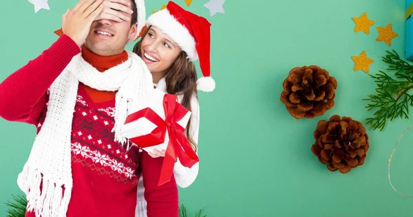 크리스마스 배경에 선물을 모자를 코카서스 커플의 의견이다 크리스마스 축하의 디지털로 — 스톡 사진