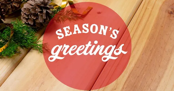 크리스마스에 식탁에 솔방울 인사말 받침대 크리스마스 축하의 디지털로 만들어 이미지 — 스톡 사진