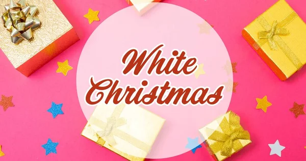 Σύνθεση Του Λευκού Χριστουγεννιάτικου Κειμένου Πάνω Από Δώρα Και Αστέρια — Φωτογραφία Αρχείου