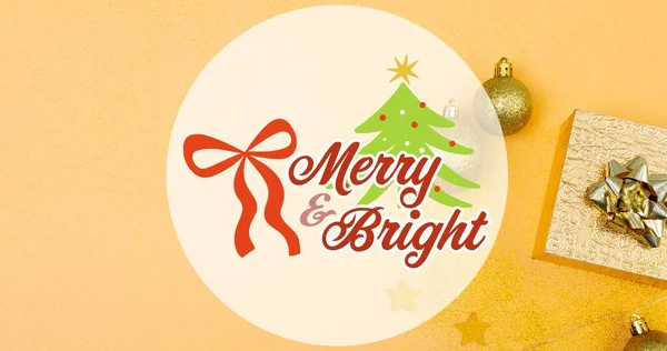 Komposition Froher Weihnachtstexte Über Geschenken Und Christbaumkugeln Auf Gelbem Hintergrund — Stockfoto