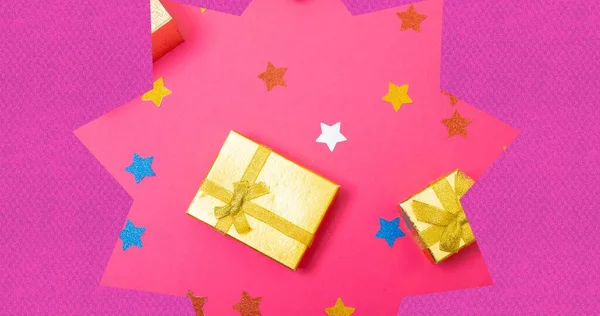 Komposition Von Geschenken Und Sternen Sternform Auf Rosa Hintergrund Weihnachten — Stockfoto