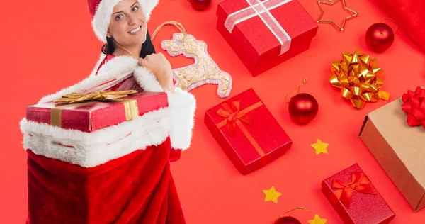 Komposition Einer Lächelnden Kaukasischen Frau Mit Weihnachtsmütze Mit Geschenken Und — Stockfoto