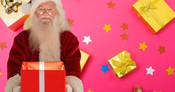 Composizione Babbo Natale Sorridente Tenuta Presente Sopra Regali Sfondo Rosa — Foto Stock