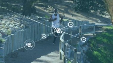 Sahilde koşan yaşlı Afro-Amerikan bir adam üzerinden bağlantı ağının animasyonu. sağlıklı, aktif yaşam tarzı, bağlantılar ve dijital arayüz konsepti dijital olarak oluşturulmuş video.