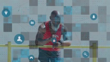 Kıdemli Afro-Amerikan bir adamın sahilde akıllı adam kullanarak bağlantı ağının animasyonu. sağlıklı, aktif yaşam tarzı, bağlantılar ve dijital arayüz konsepti dijital olarak oluşturulmuş video.