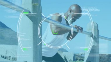 Sahilde egzersiz yapan yaşlı Afro-Amerikan bir adamı tarama animasyonu. sağlıklı, aktif yaşam tarzı, bağlantılar ve dijital arayüz konsepti dijital olarak oluşturulmuş video.