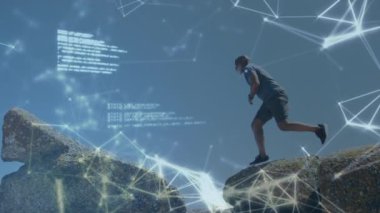 Sahilde koşan yaşlı Afro-Amerikan bir adam üzerinden bağlantı ağının animasyonu. sağlıklı, aktif yaşam tarzı, bağlantılar ve dijital arayüz konsepti dijital olarak oluşturulmuş video.
