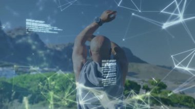 Kıdemli Afro-Amerikan bir adamın plajda esnemesi üzerine kurulan bağlantı ağının animasyonu. sağlıklı, aktif yaşam tarzı, bağlantılar ve dijital arayüz konsepti dijital olarak oluşturulmuş video.