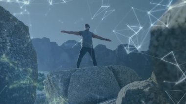 Sahilde yoga yapan kıdemli Afro-Amerikan bir adam üzerinden bağlantı ağının animasyonu. sağlıklı, aktif yaşam tarzı, bağlantılar ve dijital arayüz konsepti dijital olarak oluşturulmuş video.