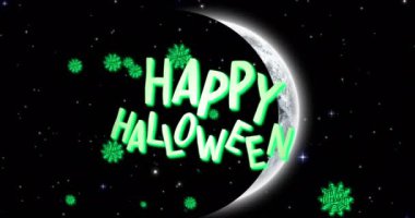 Gece gökyüzünde dolunayda yeşil örümcek ağlarıyla parlayan mutlu Cadılar Bayramı metninin animasyonu. Cadılar bayramı, gelenek ve mevsimsel kutlama konsepti dijital olarak oluşturulmuş video.