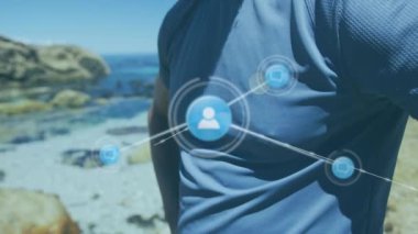 Sahilde dikilen kıdemli Afro-Amerikan adam üzerinden bağlantı ağının animasyonu. sağlıklı, aktif yaşam tarzı, bağlantılar ve dijital arayüz konsepti dijital olarak oluşturulmuş video.