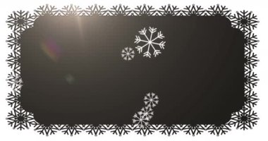 Siyah arka planda, Noel 'de kar yağışının animasyonu. Noel, kış, gelenek ve kutlama konsepti dijital olarak oluşturulmuş video.