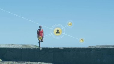 Sahilde koşan yaşlı Afro-Amerikan bir adam üzerinden bağlantı ağının animasyonu. sağlıklı, aktif yaşam tarzı, bağlantılar ve dijital arayüz konsepti dijital olarak oluşturulmuş video.