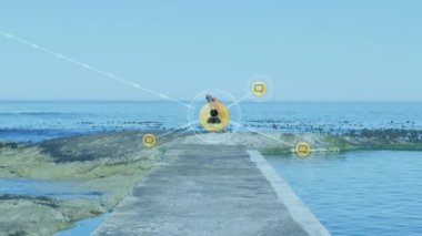 Kıdemli Afro-Amerikan bir adamın plajda esnemesi üzerine kurulan bağlantı ağının animasyonu. sağlıklı, aktif yaşam tarzı, bağlantılar ve dijital arayüz konsepti dijital olarak oluşturulmuş video.