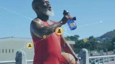 Afrika kökenli Amerikalı bir adamın su içmesi üzerine ikonlarla olan bağlantıların animasyonu. sağlıklı, aktif yaşam tarzı, bağlantılar ve dijital arayüz konsepti dijital olarak oluşturulmuş video.