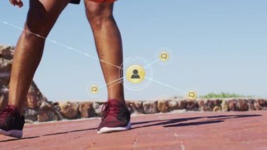 Sahilde koşan yaşlı Afro-Amerikan bir adam üzerinden bağlantı ağının animasyonu. sağlıklı, aktif yaşam tarzı, bağlantılar ve dijital arayüz konsepti dijital olarak oluşturulmuş video.