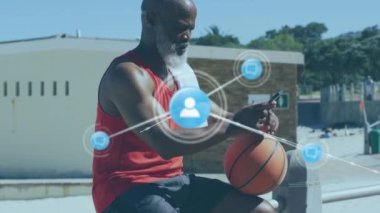 Sahilde akıllı telefon kullanan kıdemli Afro-Amerikan bir adam üzerinden bağlantı ağının animasyonu. sağlıklı, aktif yaşam tarzı, bağlantılar ve dijital arayüz konsepti dijital olarak oluşturulmuş video.