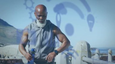 Sahilde su içen yaşlı Afrikalı Amerikalı adamın medya simgelerinin canlandırılması. sağlıklı, aktif yaşam tarzı, bağlantılar ve dijital arayüz konsepti dijital olarak oluşturulmuş video.