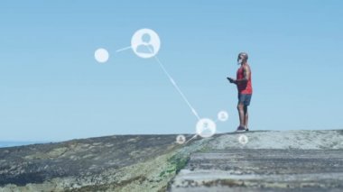 Sahilde akıllı telefon kullanan kıdemli Afro-Amerikan bir adam üzerinden bağlantı ağının animasyonu. sağlıklı, aktif yaşam tarzı, bağlantılar ve dijital arayüz konsepti dijital olarak oluşturulmuş video.