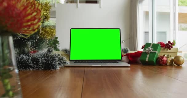 Ноутбук Зеленим Екраном Копіює Простір Столі Капелюхами Санти Ялинкою Подарунками — стокове відео