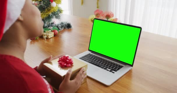 Mujer Afroamericana Con Presente Haciendo Videollamada Navidad Portátil Con Espacio — Vídeos de Stock