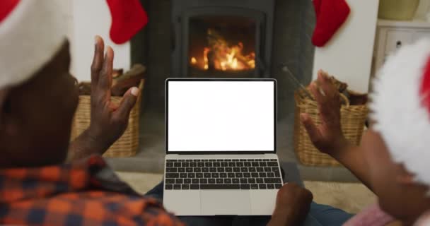 Ein Afroamerikanisches Paar Weihnachtsmannhüten Macht Ein Weihnachtsvideo Mit Laptop Und — Stockvideo