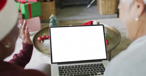 向不同的高级女友们挥手致意 让他们在笔记本电脑上打圣诞视频电话 复制屏幕上的空间 圣诞节 节日和通信技术 — 图库视频影像