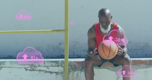 Анімація Хмар Відсотком Над Старшим Афроамериканцем Баскетболом Пляжі Здоровий Активний — стокове відео