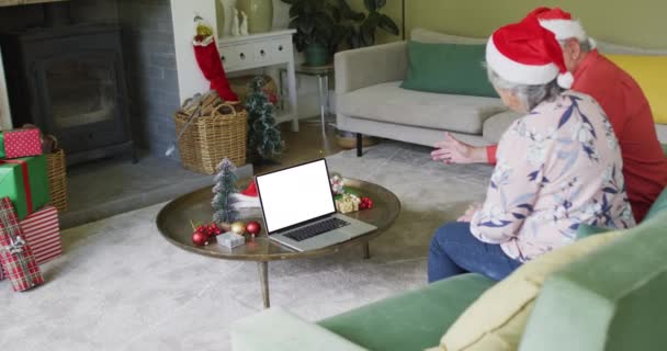 戴大礼帽的高级高加索夫妇制作了笔记本电脑圣诞视频通话 屏幕上有复制空间 圣诞节 节日和通信技术 — 图库视频影像