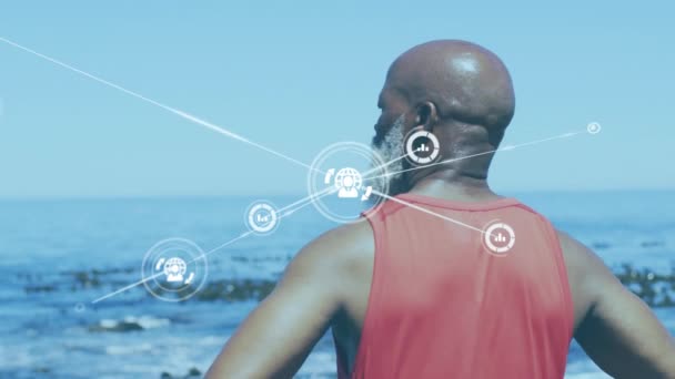 在站在海滩上的资深非洲裔美国人身上的关系网动画 积极的生活方式 连接和数码视讯接口概念 — 图库视频影像