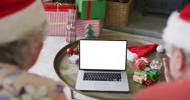 Pareja Ancianos Caucásicos Sombreros Santa Haciendo Videollamada Navidad Portátil Con — Vídeos de Stock